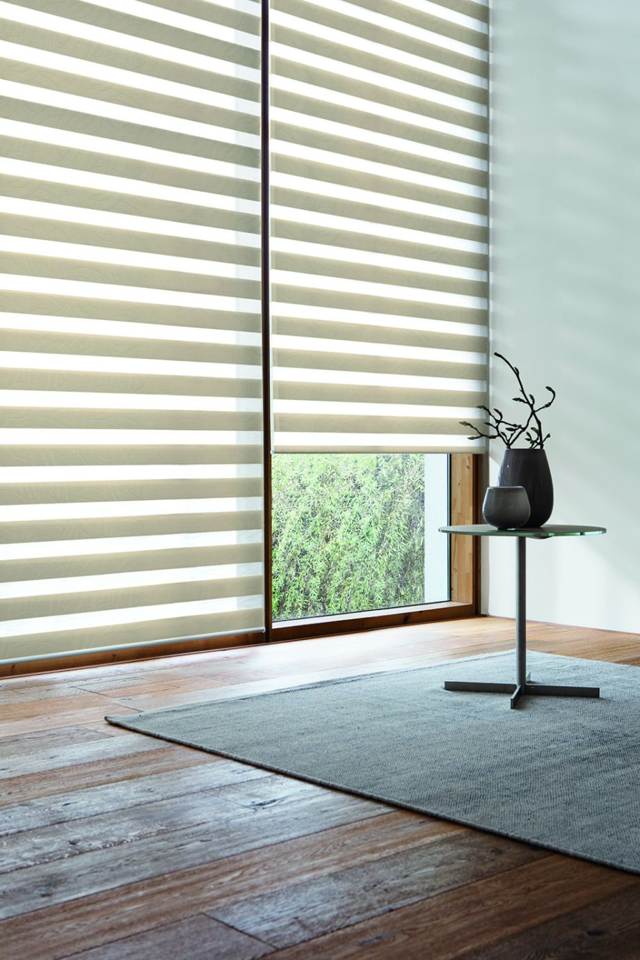 rollos-am-terassenfenster-als-sicht-sonnenschutz