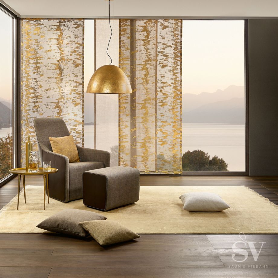 innenraumgestaltung-dekorative-flaechenvorhaenge-im-wohnzimmer